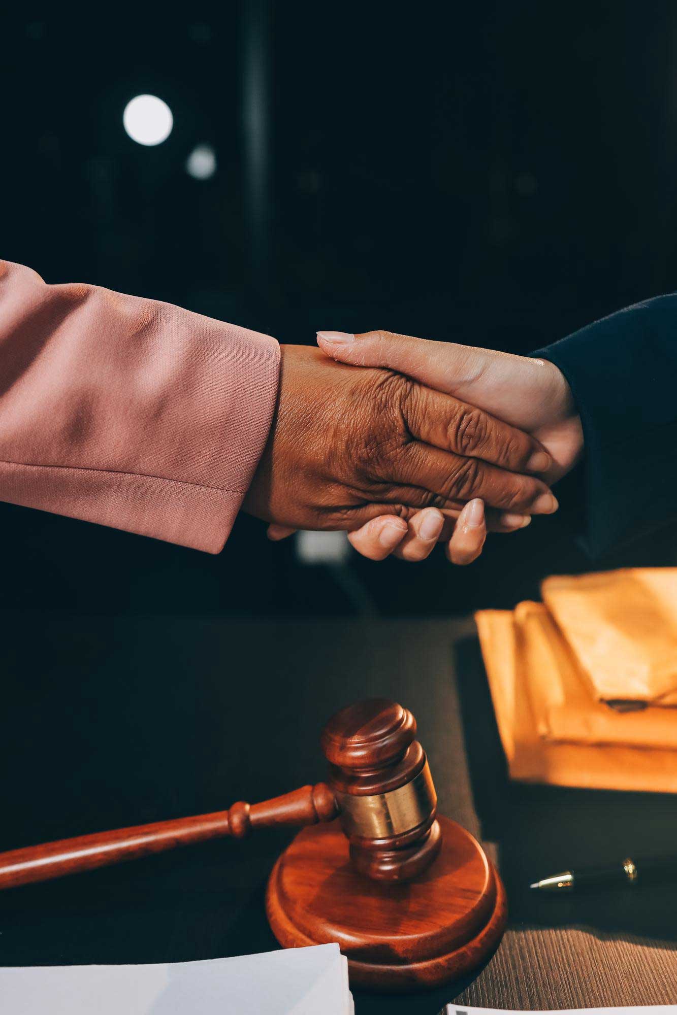 Poignée de main d'accord juridique